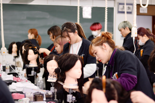 YIC京都の美容科で学び、美容師の資格取得を目指す
